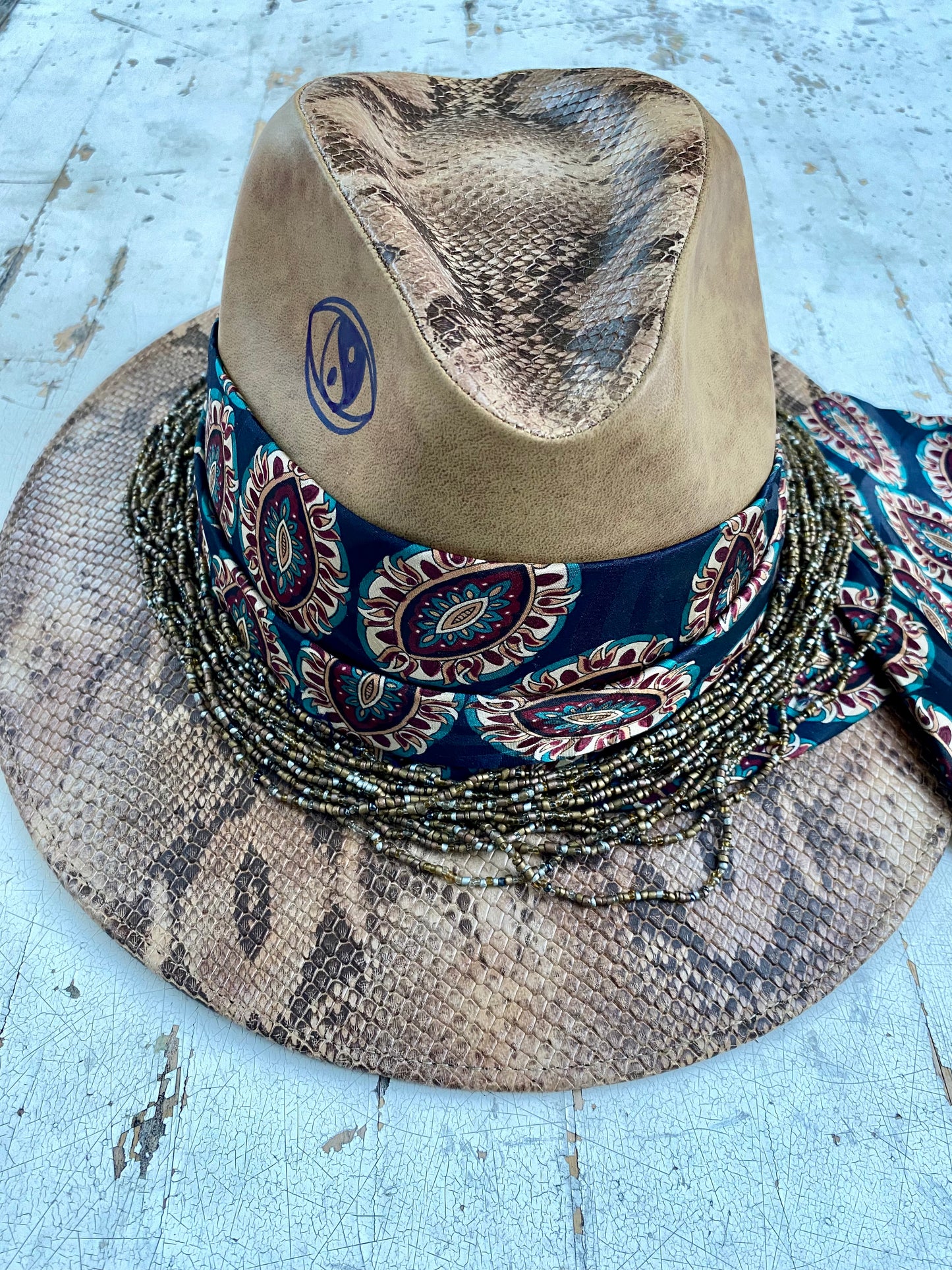 Safari. Royal hat